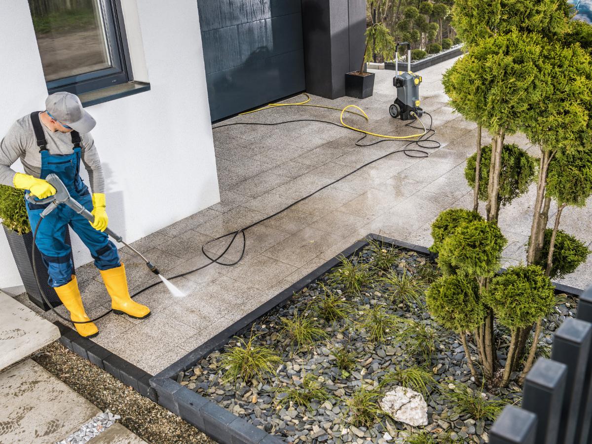 Our team member provide high-quality pressure washing in Thousand Oaks, CA​