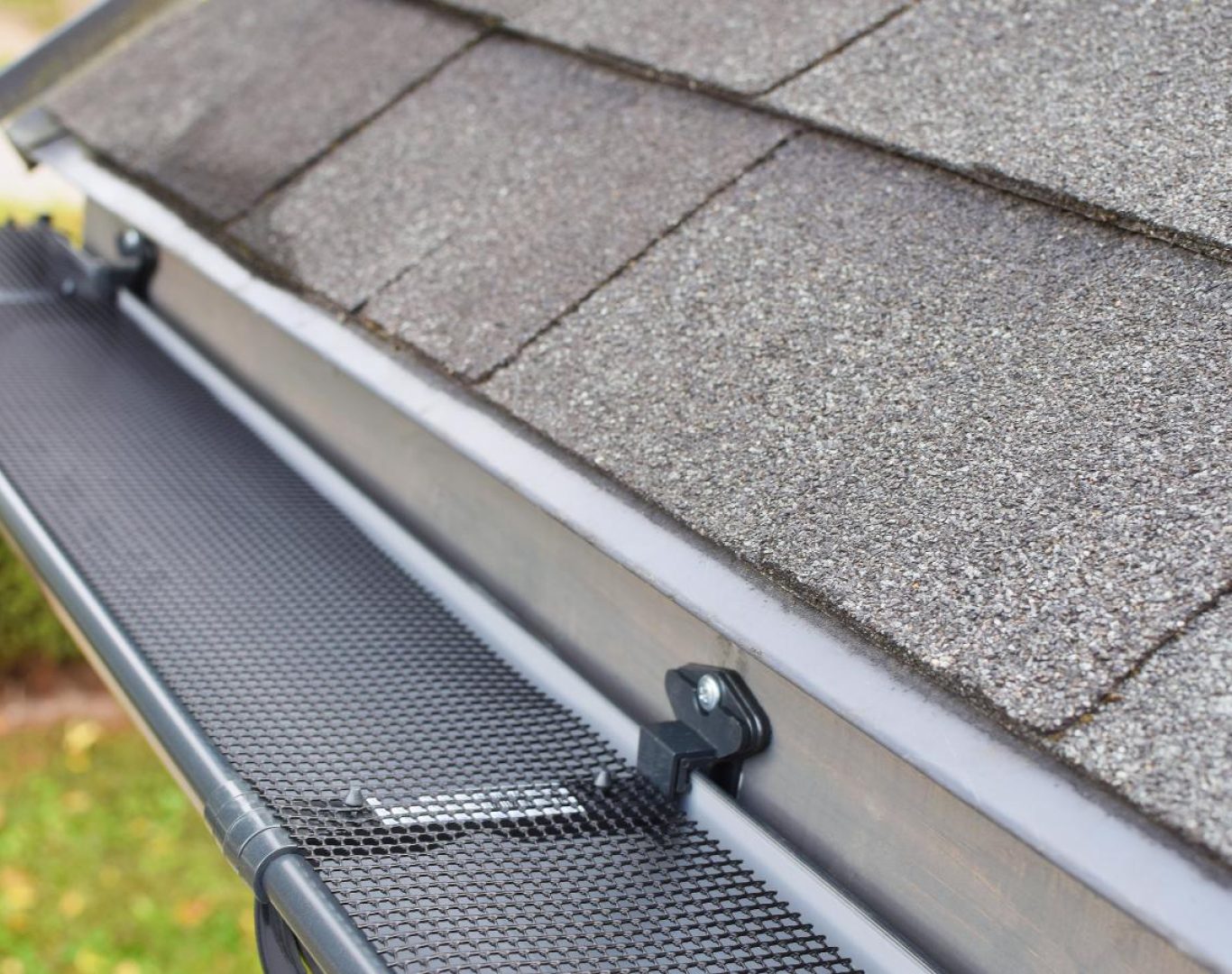 Gutter cleaning services in Thousand Oaks, CA for better drainage and protection